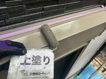 シャッターBOX上塗り塗装を行います。