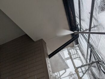 軒天井　水洗いを行います。