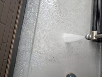 防水面　水洗いを行います。