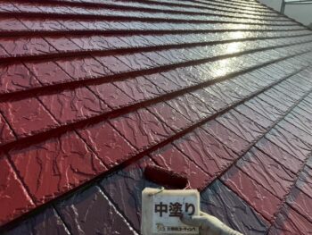 屋根中塗り塗装を行います。