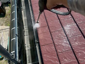 雨樋の中も水洗いを行います。