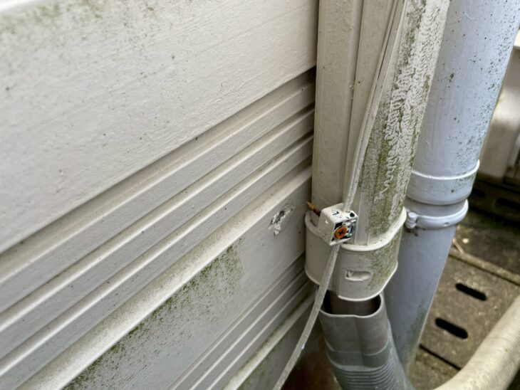 壁面に欠損箇所がありました。