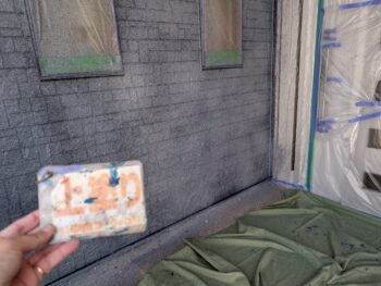 外壁上塗り塗装を行います。