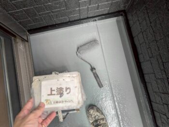 防水上塗り塗装を行います。