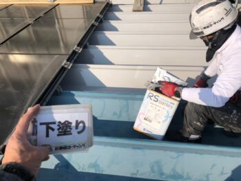屋根　下塗り塗装を行います。