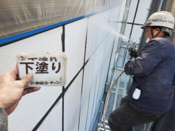 広い面は吹付で下塗り塗装を行います。