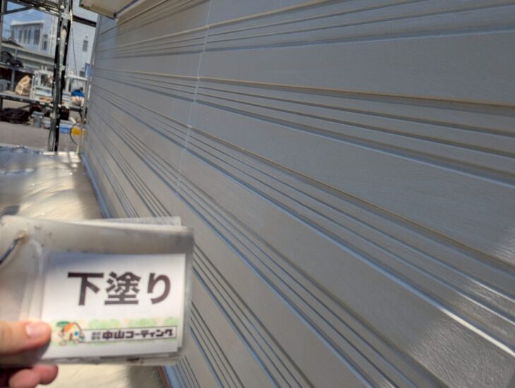 外壁　下塗り塗装を行います。