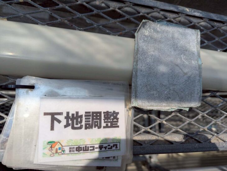 室外機カバーケレン目荒らし作業を行います。