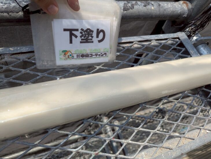 室外機カバー下塗り塗装を行います。