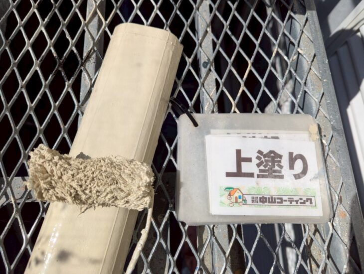 室外機カバー上塗り塗装を行います。