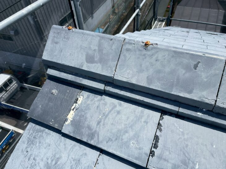 屋根の釘穴部分もコーキングを充填します。