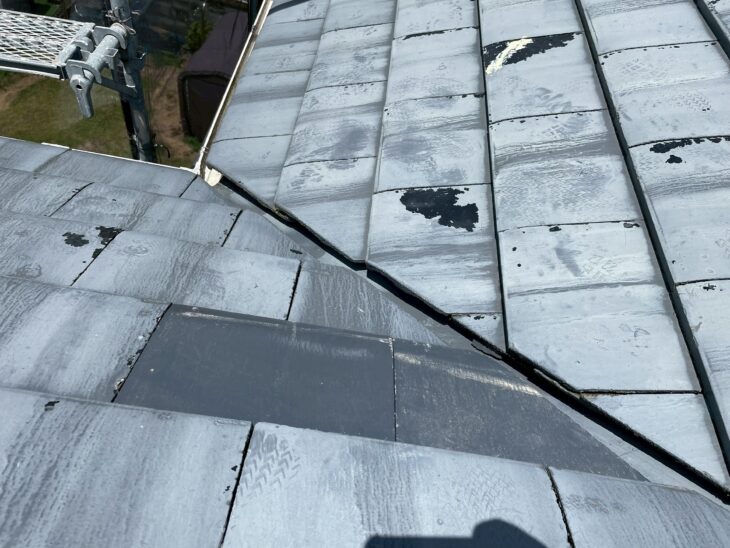 ひび割れがおきていた屋根瓦交換作業を行いました。