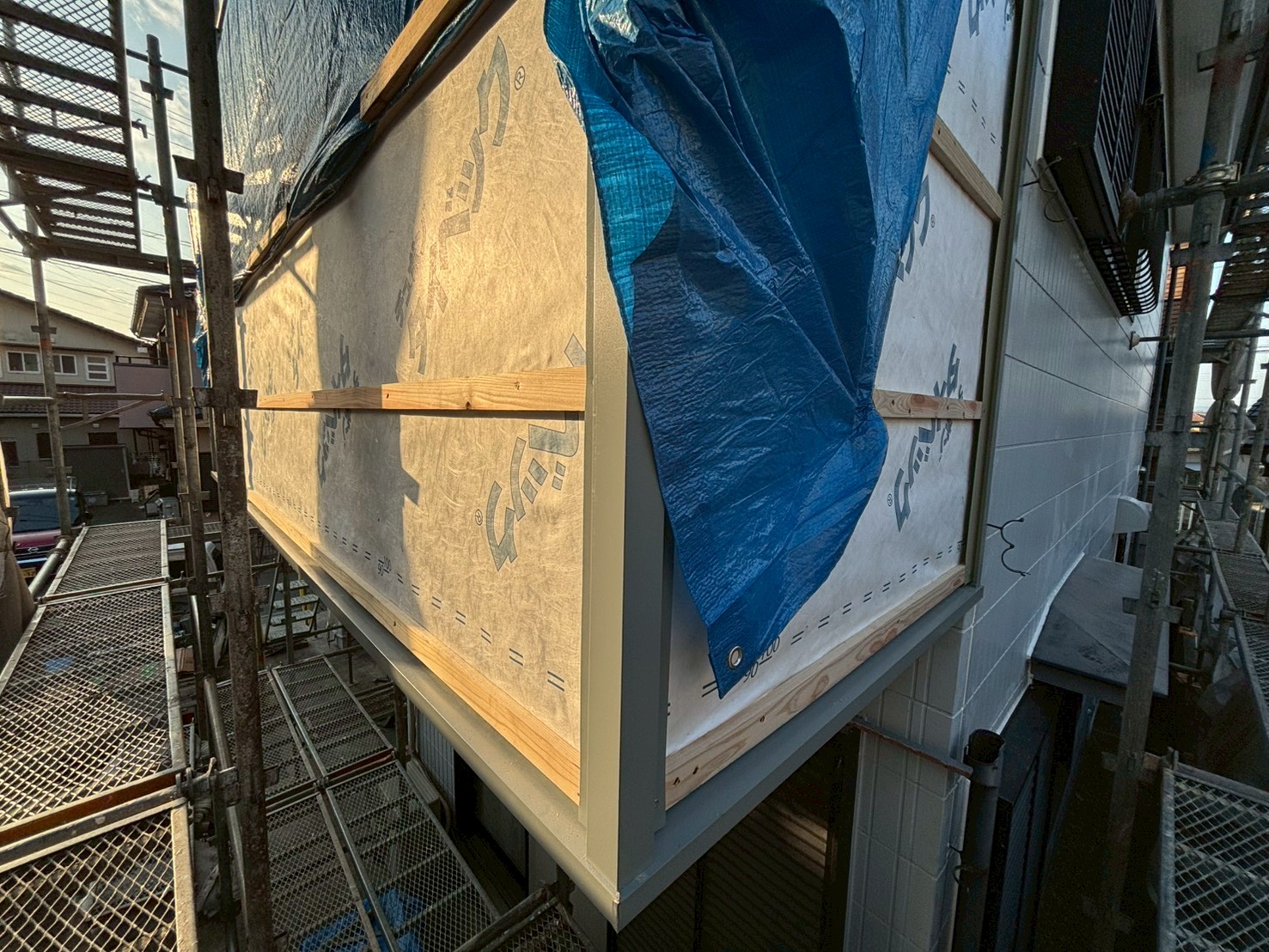 【徳島市名東町 外壁張替】職人の技が光る板金工事。水切り金物で住まいの耐久性アップ