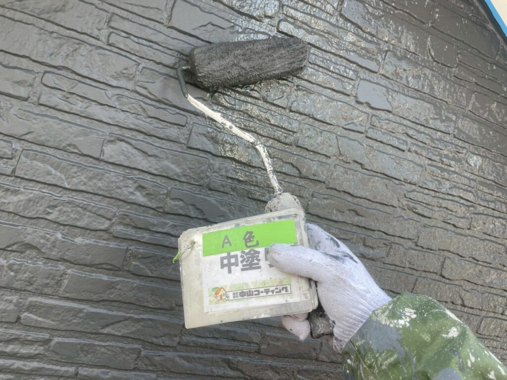 阿南市山口町　F様邸で外壁塗装が進行中｜「WB多彩仕上げ工法」中塗りA色で土台を美しく