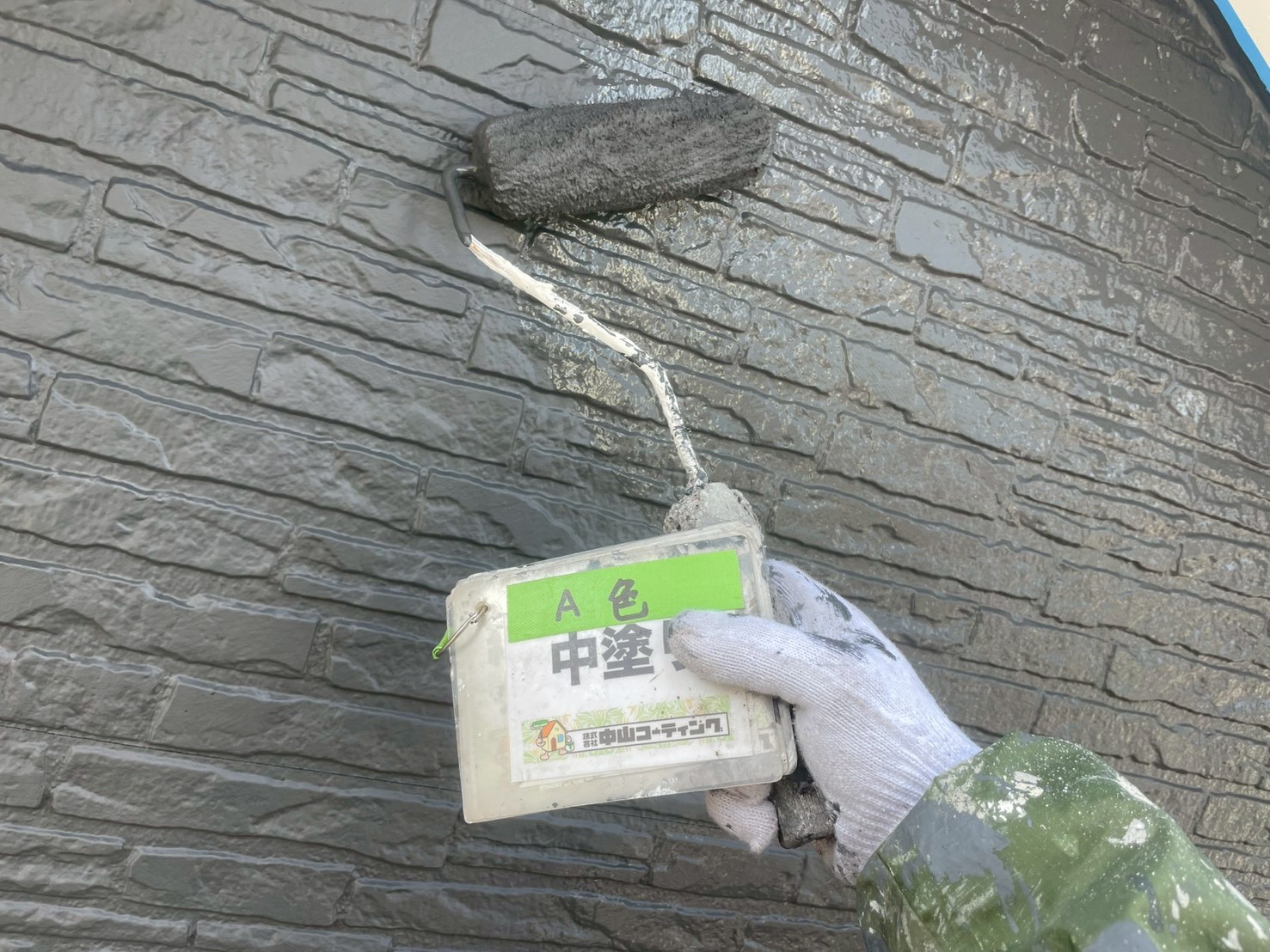 阿南市山口町　F様邸で外壁塗装が進行中｜「WB多彩仕上げ工法」中塗りA色で土台を美しく