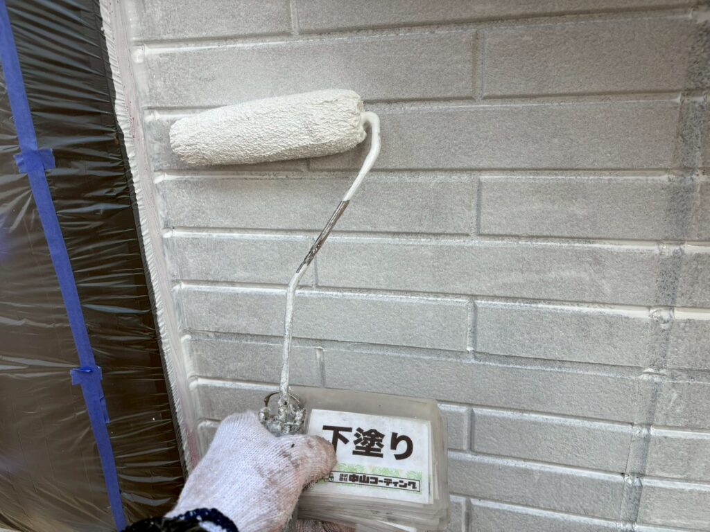 外壁　下塗り塗装を行います。