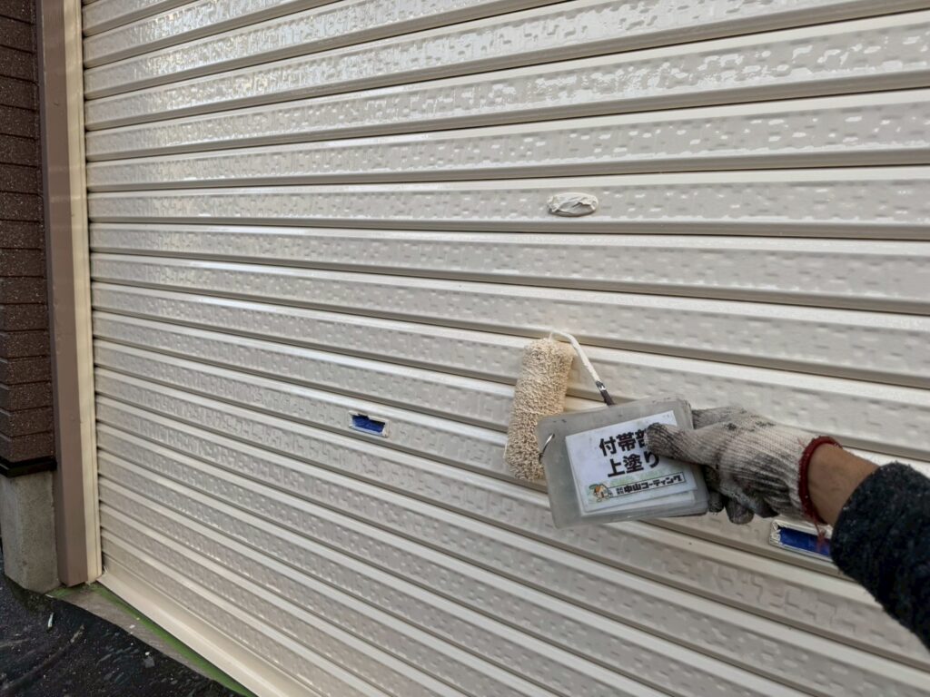 シャッター　上塗り塗装作業を行います。