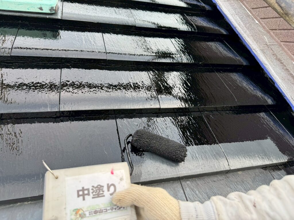 屋根　中塗り塗装を行います。
