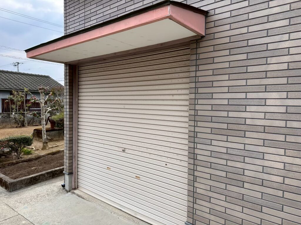 シャッターに錆、汚れがありました。
