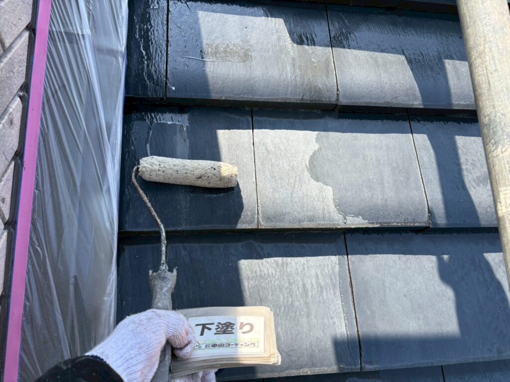 屋根　下塗り塗装を行います。