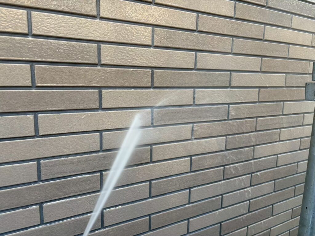 壁面を高圧洗浄しています。