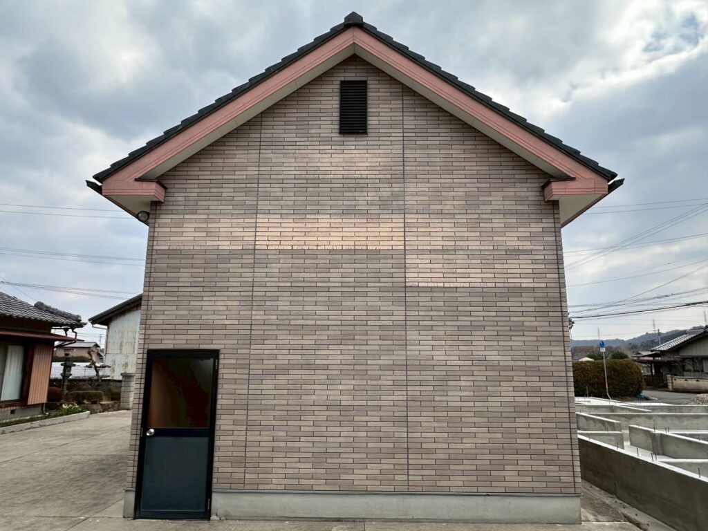 日に焼け、色が褪せている状態です。