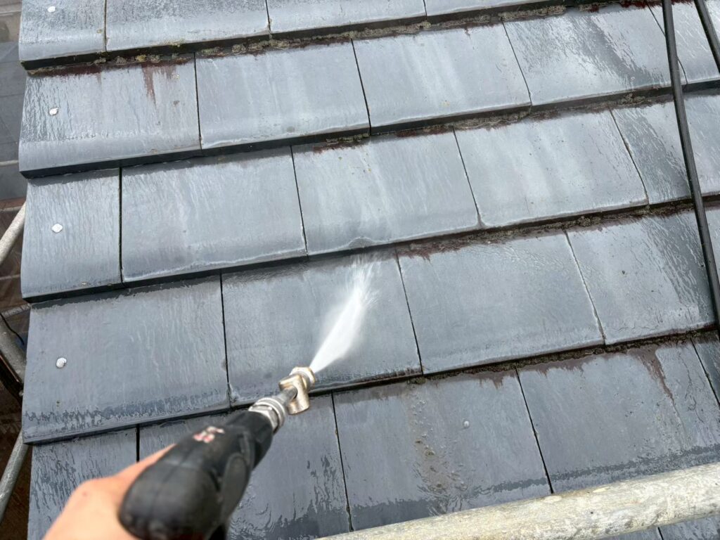 屋根を高圧洗浄しています。