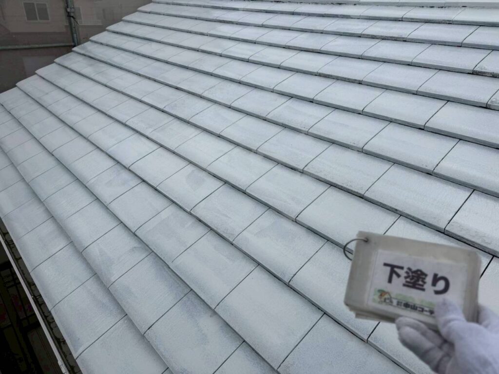 屋根下塗り塗装を行います。