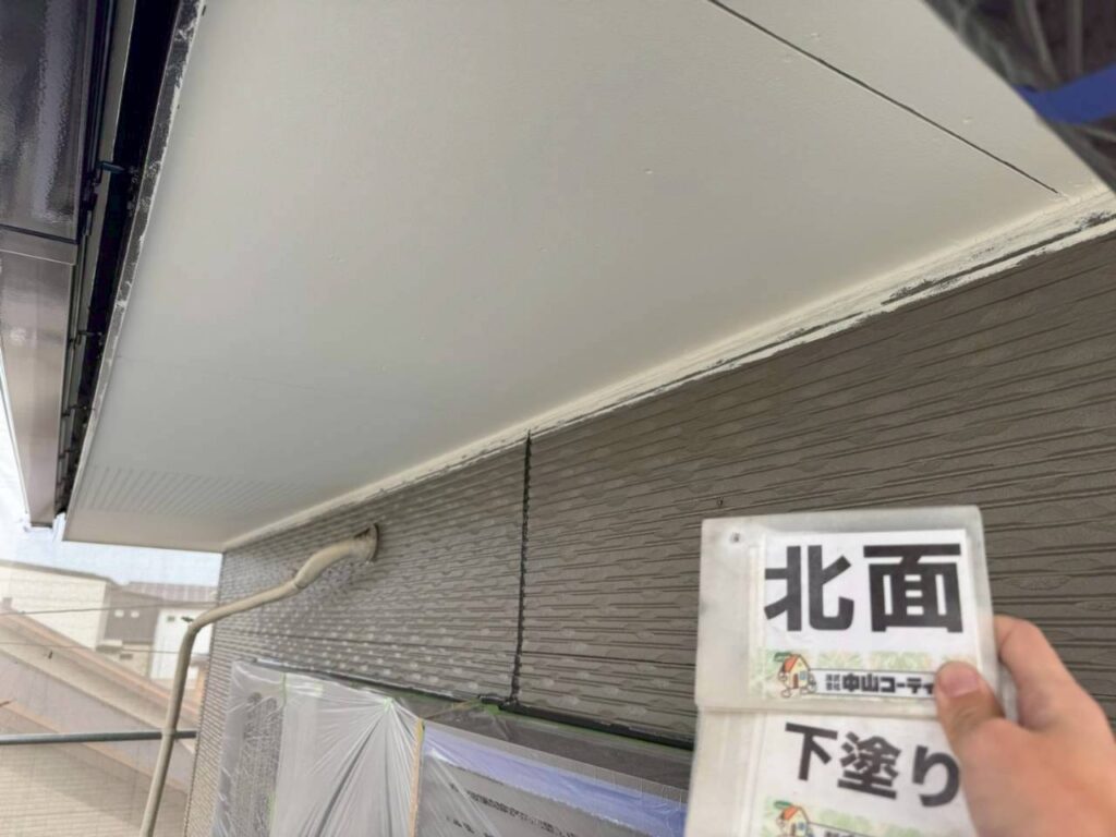 軒天井　下塗り塗装を行います。