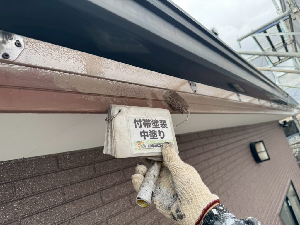 中塗り塗装を行います。