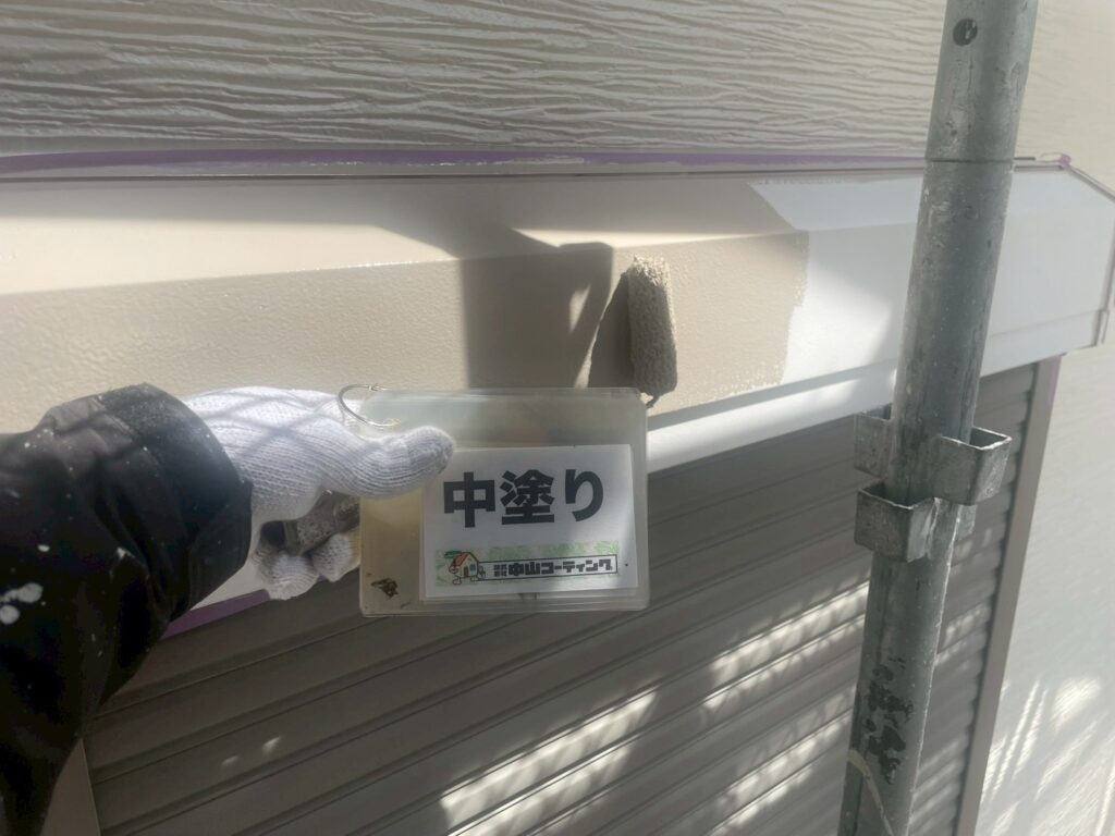 シャッターボックス、ローラーで塗り塗り