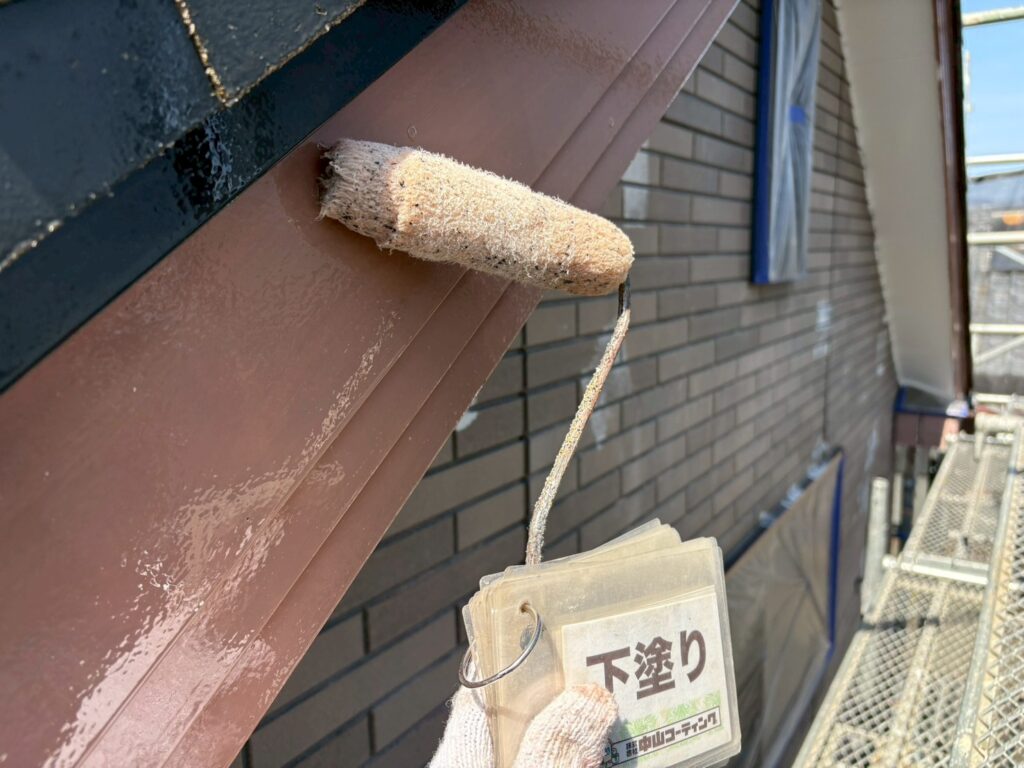 付帯部　下塗り塗装を行います。
