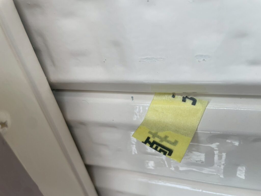 職人とは別の視点で担当営業が施工箇所を確認し、手直し等が必要な箇所を見つけ職人に申し送りします。