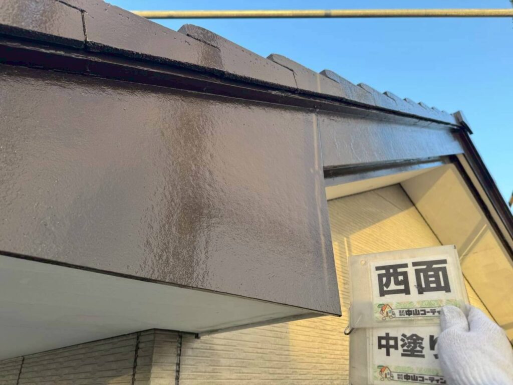 破風鼻隠し　中塗り塗装を行います。