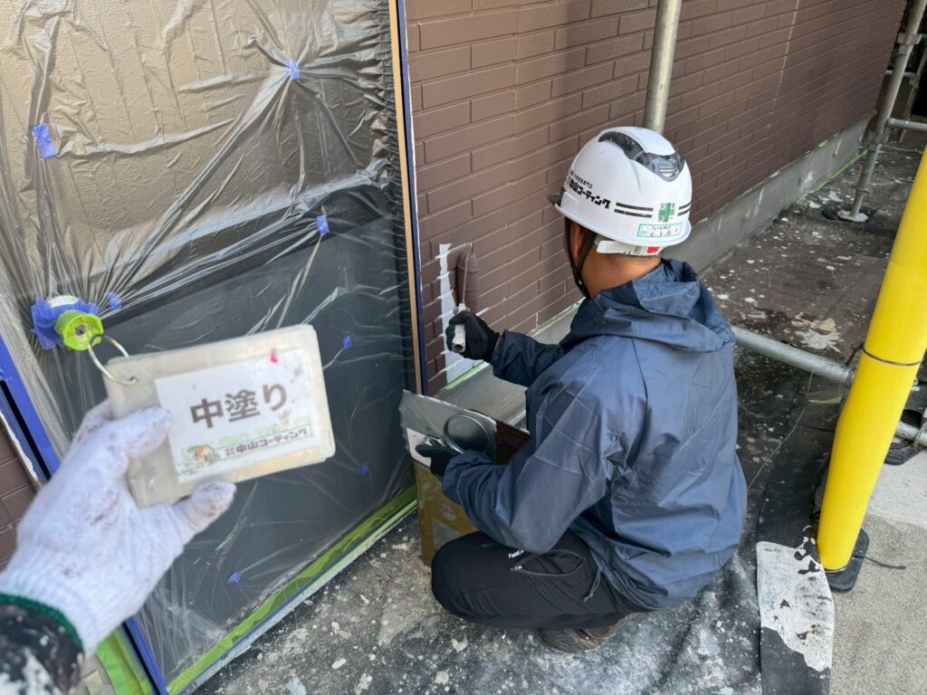 外壁　中塗り塗装を行います。