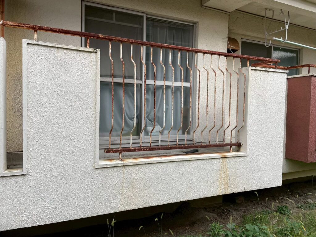 手すり全体にも著しい錆が見られます