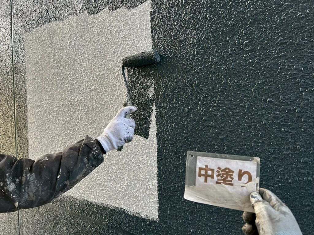 中塗りを行います
