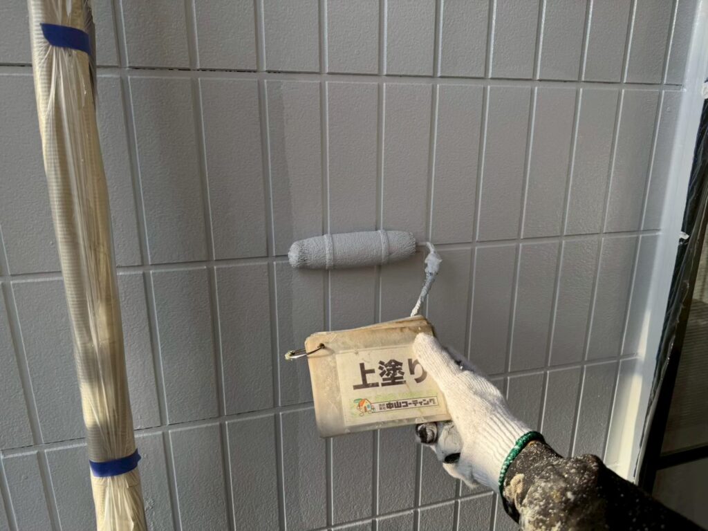 上塗り塗装を行います