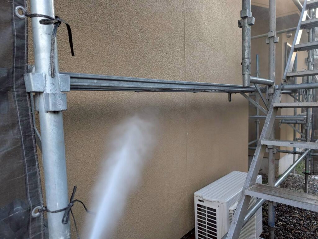 外壁の水洗い作業中です