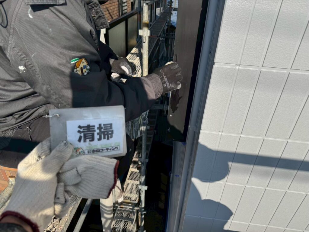 拭き掃除を行います