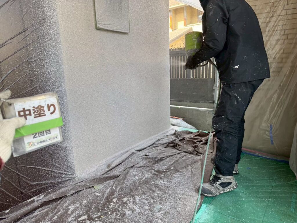 中塗り2回目
模様を均一に整え、塗膜に厚みを付けています