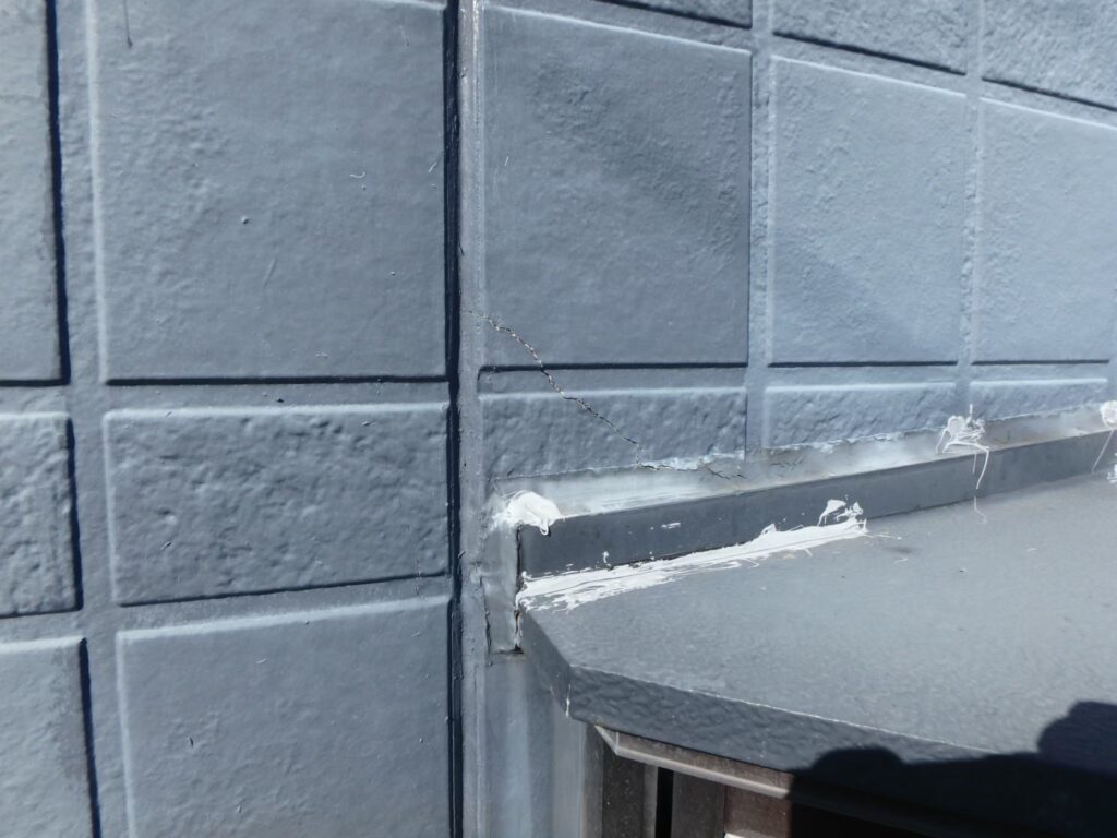 壁にもヒビが入っていました