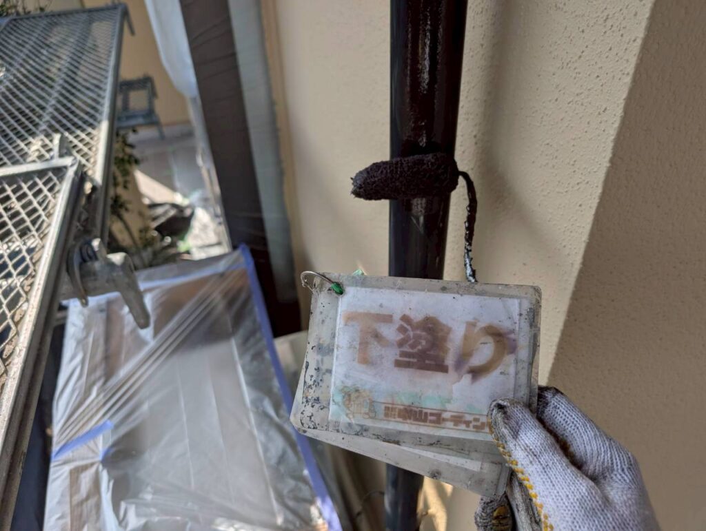 雨樋を下塗りしています