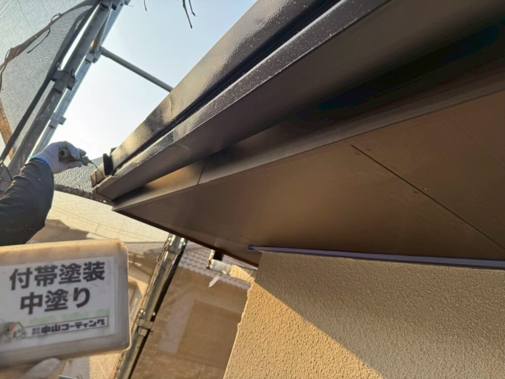 付帯部の中塗りを行います