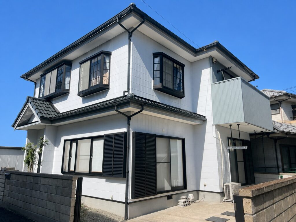徳島市名東町【外装工事】建物全体の雰囲気を整えベランダ改築×淡色アクセントデザイン
