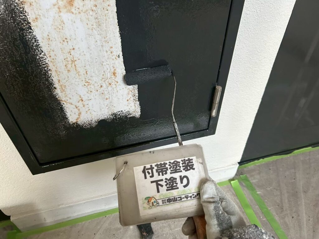 点検口扉の下塗りを行います
