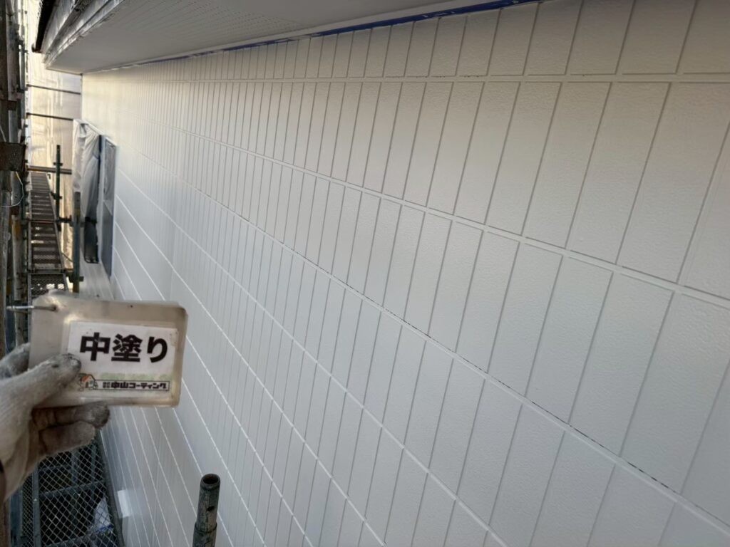 中塗り塗装を行います