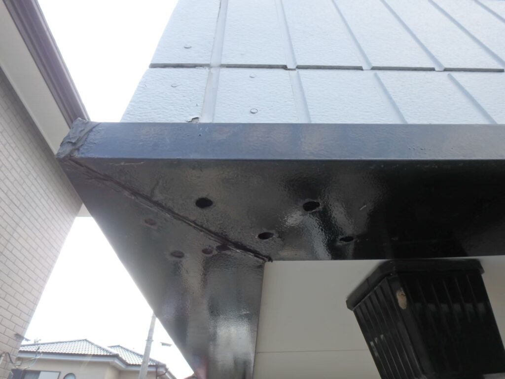 鋼製笠木部分に錆がありました