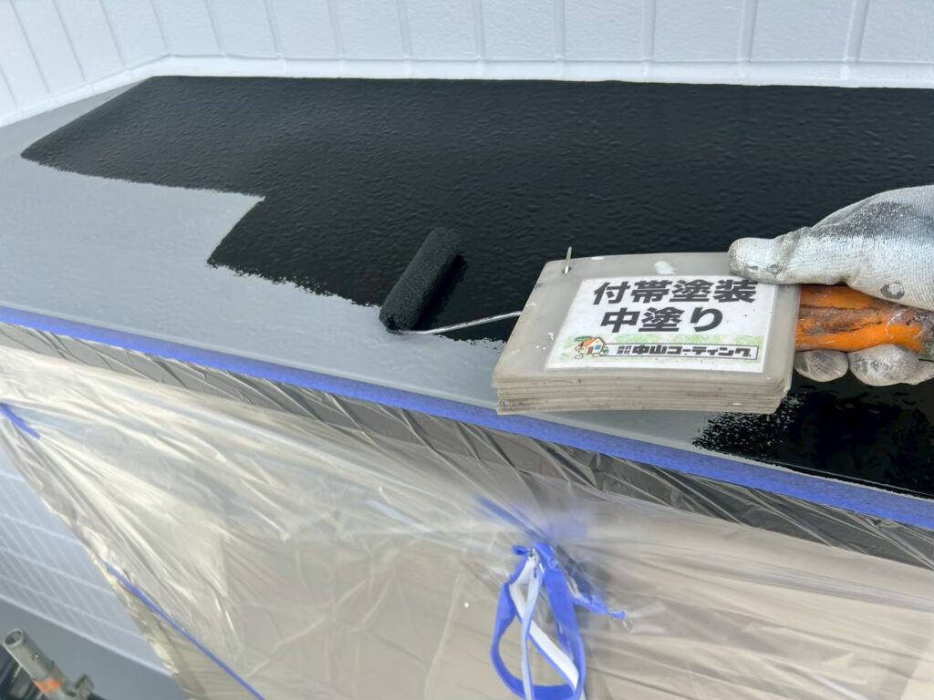 出窓部分の中塗りです