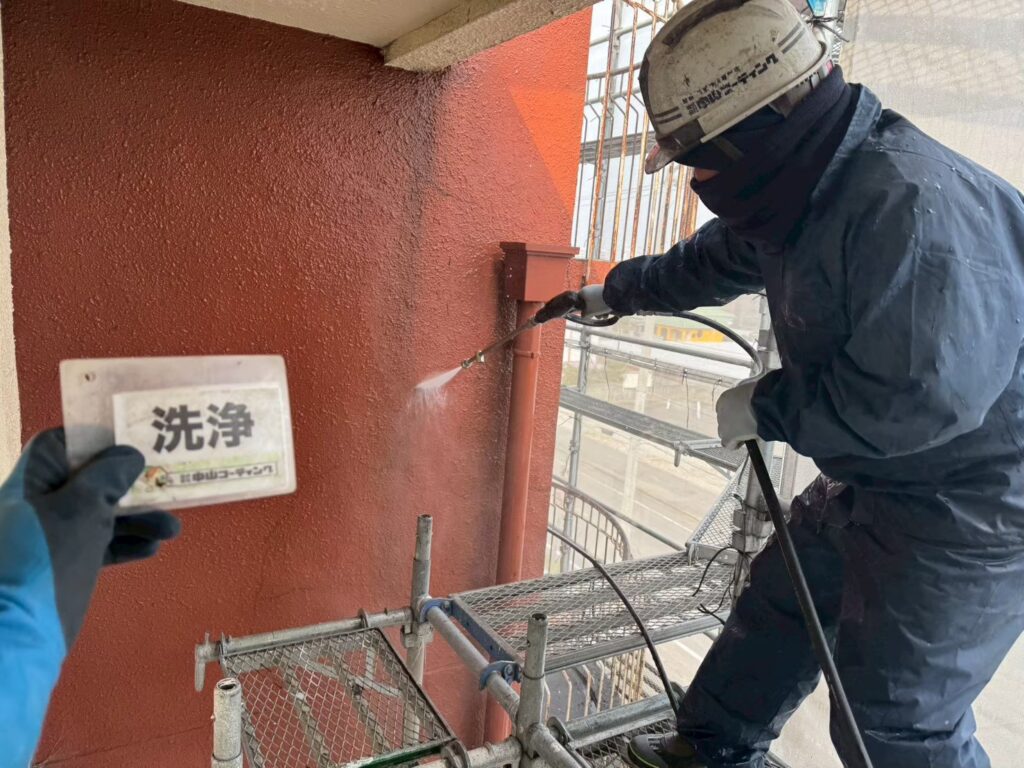 高圧洗浄していきます